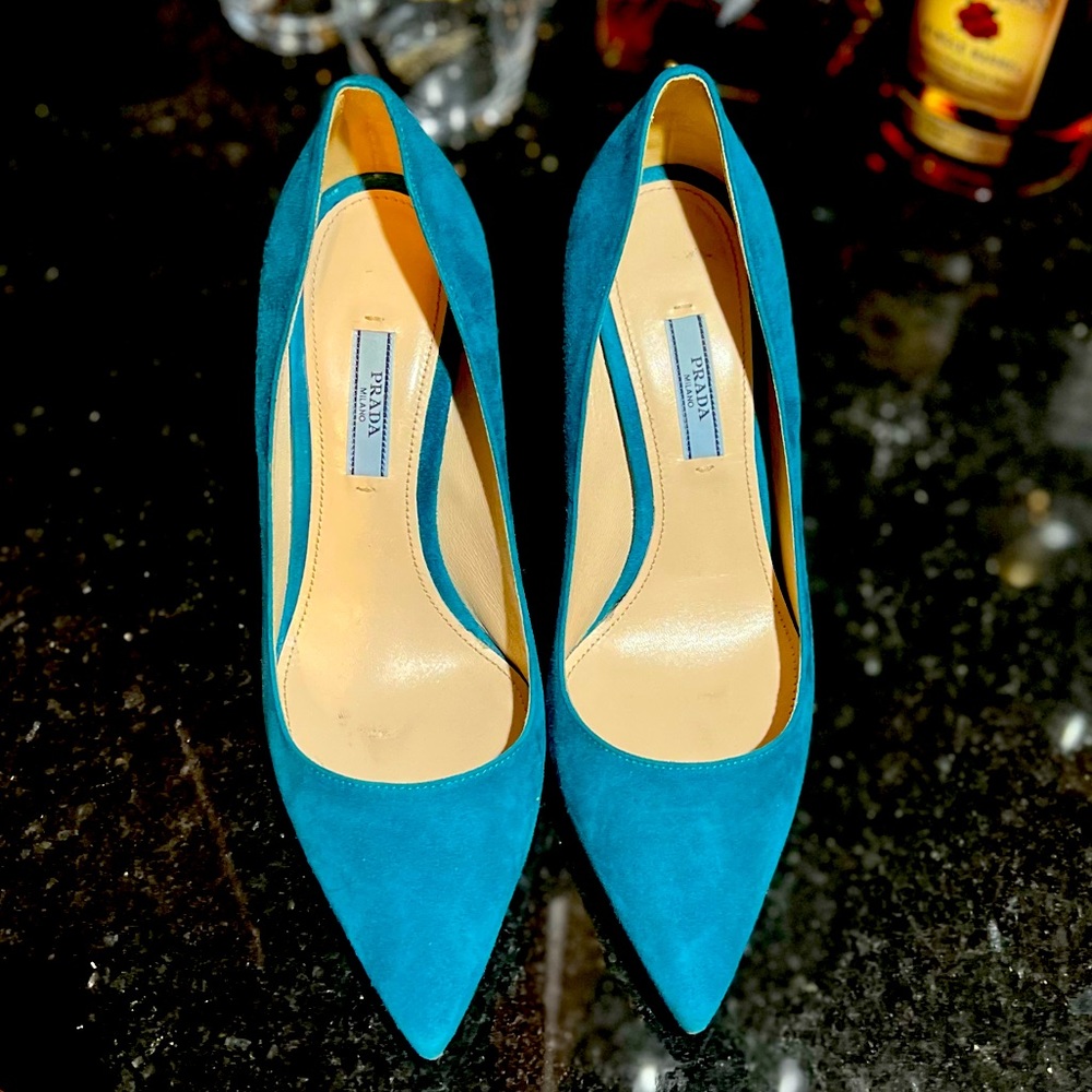 Prada Calzature Donna pumps.  Beautiful turquoise color.  Size 38.5.